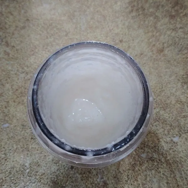 Masukan nasi ke dalam gelas blender dan tambahkan air, lalu proses hingga halus.