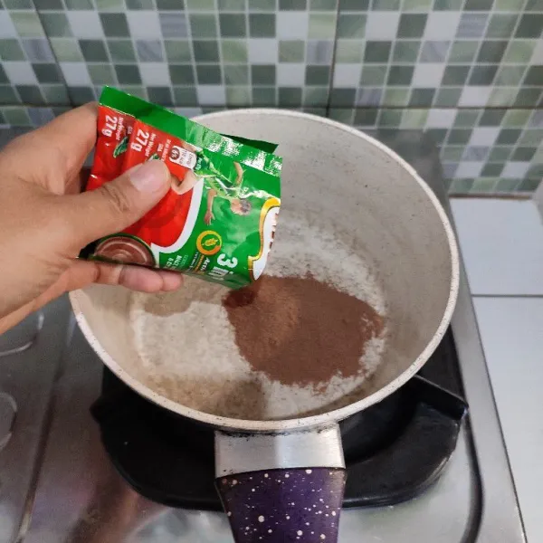 Masukkan susu cokelat ke dalam milk pan.