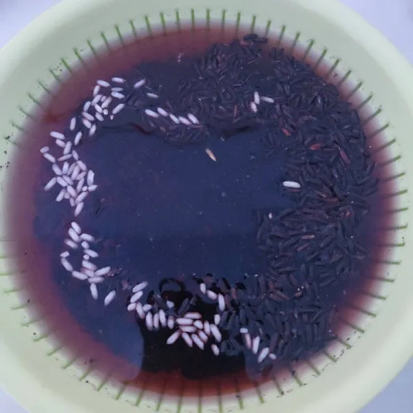 Rendam ketan hitam dan ketan putih semalaman. Kemudian cuci bersih hingga air cucian bening, tiriskan.