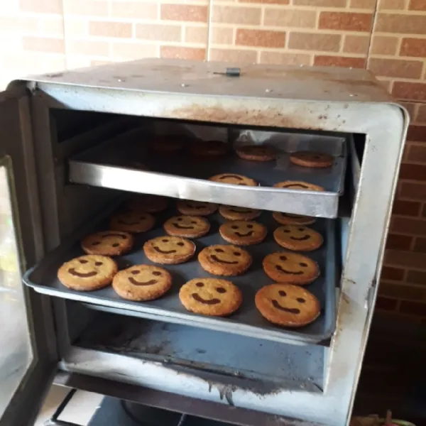 Keluarkan dari cetakan, tata dalam loyang dan panggang kembali dengan api kecil hingga kering.