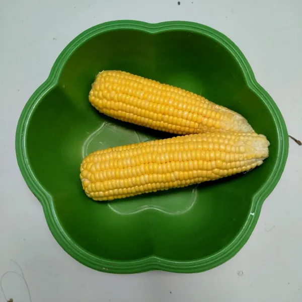Cuci bersih jagung manis.