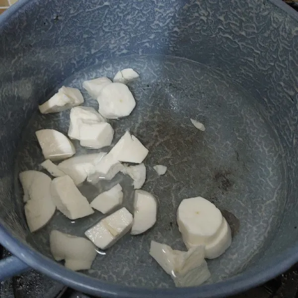 Panaskan air, rebus singkong sampai empuk dan lumer.