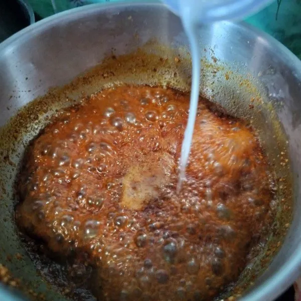 Masak hingga mendidih, lalu tambahkan larutan tepung maizena. Masak hingga mengental, angkat dan sisihkan.