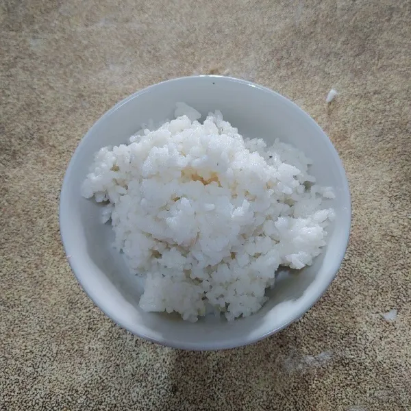 Siapkan nasi dingin.