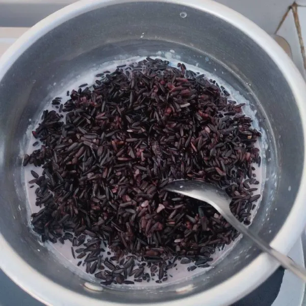Kemudian masukkan ketan kukus, aduk rata. Masak sampai larutan krimer terserap.
