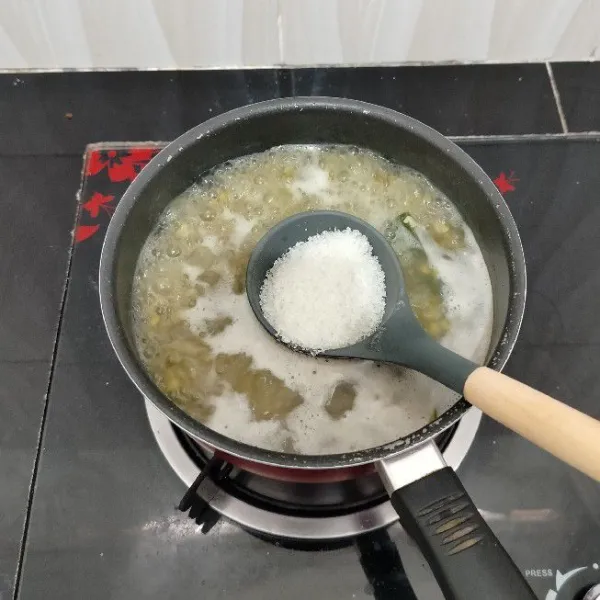 Kemudian masukkan gula pasir, masak hingga gula larut.