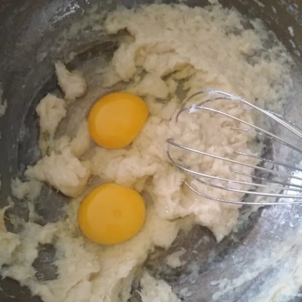 Dalam bowl, campur tape singkong, gula pasir dan garam, aduk dengan whisk hingga gula pasir larut, tambahkan telur ayam lalu kocok hingga mengembang.