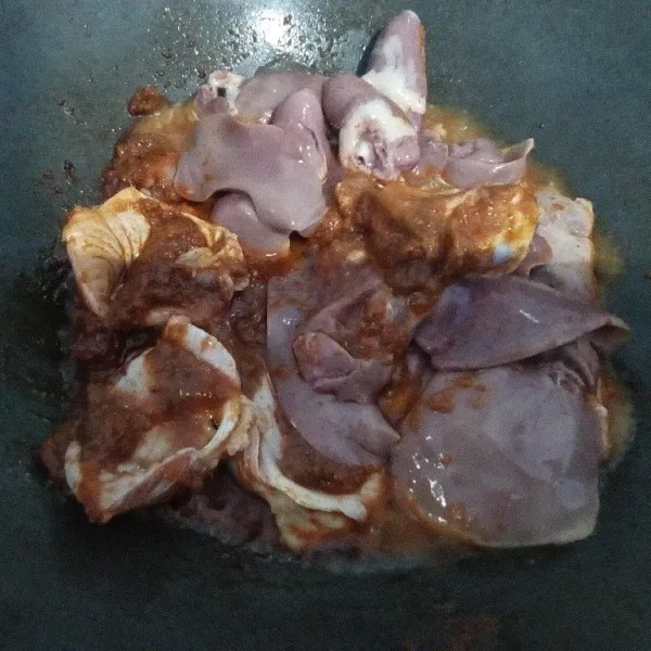 Siapkan wajan, masukkan bumbu osek dan tumis hingga harum.