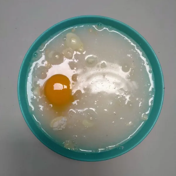 Masukkan air dan telur, aduk merata.