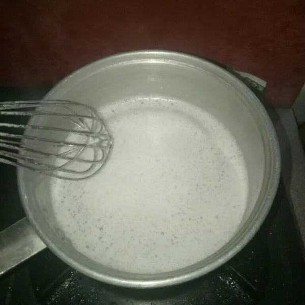 Sambil diaduk terus, masak sampai mendidih, matikan api.