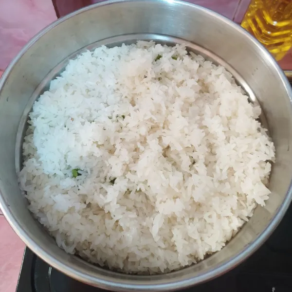 Kukus beras ketan selama 15 menit bersama daun pandan.