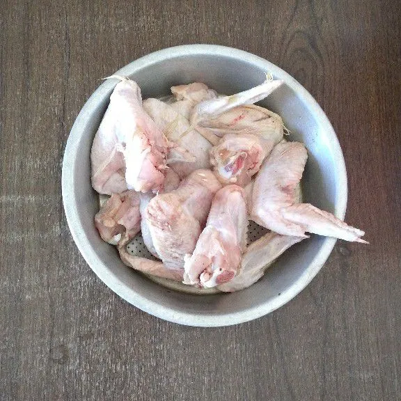 Cuci daging ayam kemudian rebus hingga buihnya keluar. Angkat dan tiriskan.