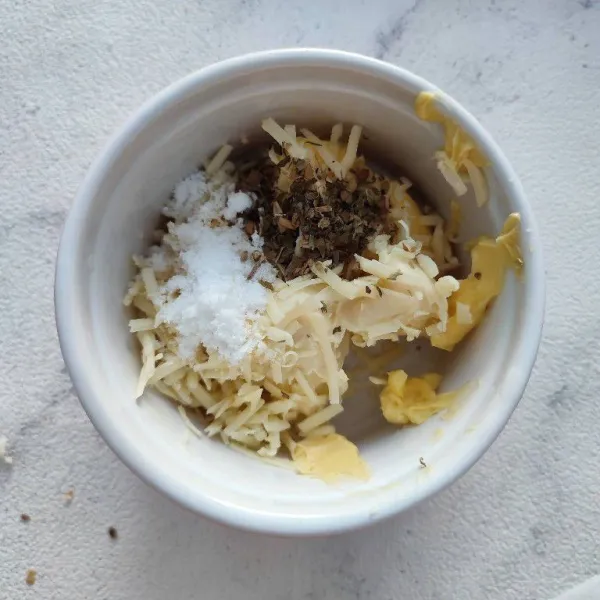 Campur margarin, keju oles, keju, bawang putih bubuk dan italian herbs, aduk rata.