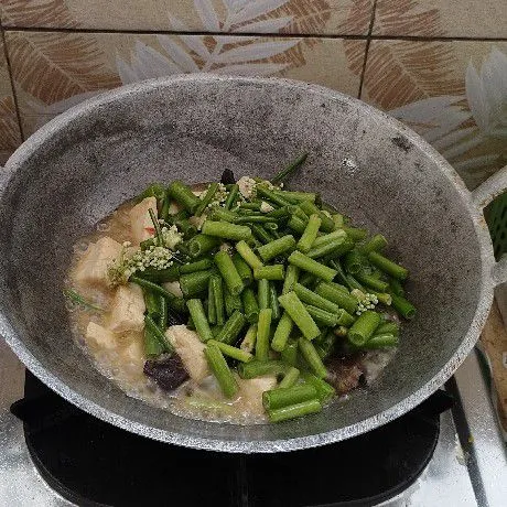 Terakhir masukkan kucai, masak sampai kucai layu dan matang.