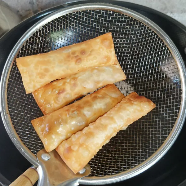 Goreng dengan api sedang cenderung kecil sampai matang dan kuning keemasan, angkat dan tiriskan.