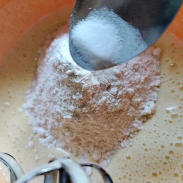 Tambahkan tepung terigu, baking powder, baking soda, vanili dan garam. Mixer kembali hingga tercampur rata.