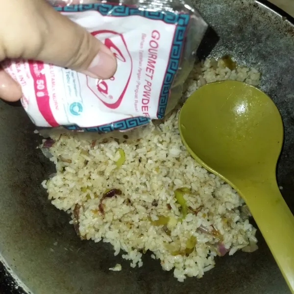 Bumbui nasi goreng dengan secukupnya garam dan penyedap rasa, kemudian aduk rata.