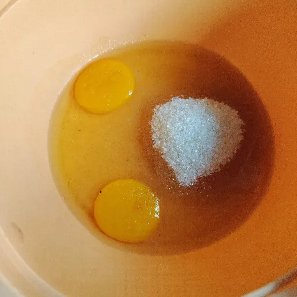 Siapkan wadah, masukkan telur dan gula pasir.