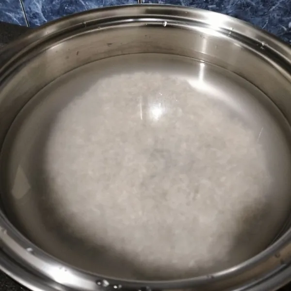 Cuci bersih beras lalu masukkan ke dalam panci kemudian tuang 1 liter air.