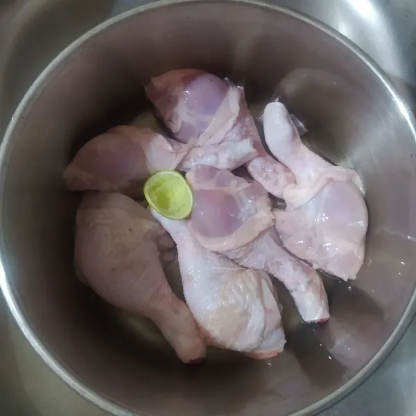 Kucuri ayam dengan air perasan jeruk nipis dan garam. Diamkan selama 10 menit lalu bilas.