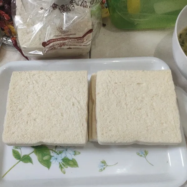 Siapkan roti tawar.