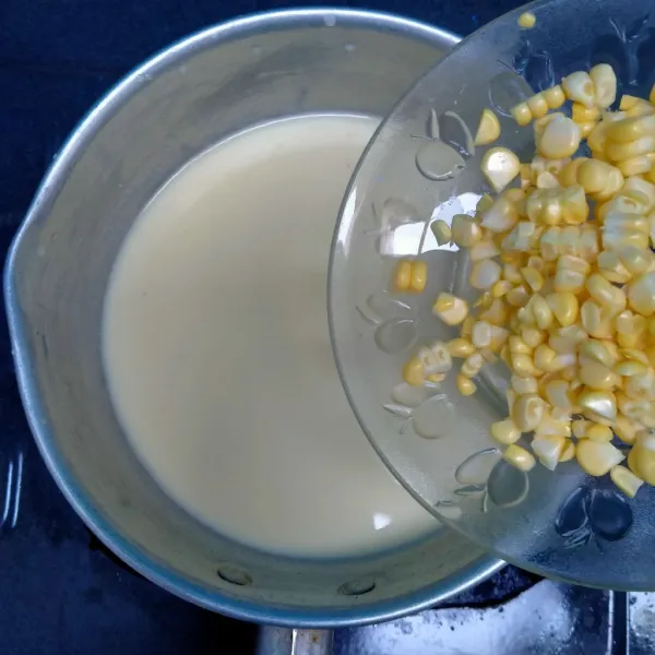 Masak pudding sisakan sedikit untuk dicampur dengan pasta pandan jangan lupa diberi jagung pipil aduk hingga mengental.
