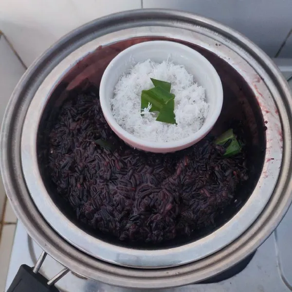 Kukus kembali ketan bersama kelapa parut sampai matang selama 45 menit.