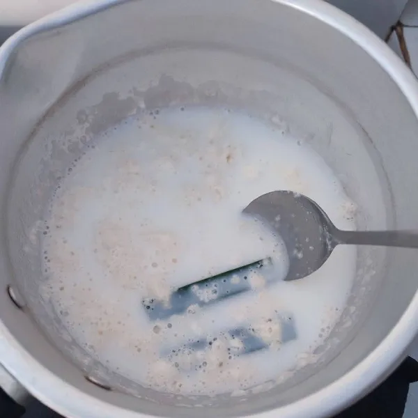 Campur air, krimer bubuk, garam dan daun pandan. Rebus hingga krimer larut dan mendidih.