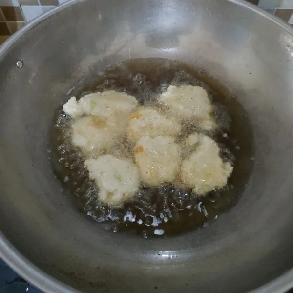 Panaskan wajan, ambil cireng menggunakan 2 sendok lalu goreng hingga matang, angkat dan tiriskan.