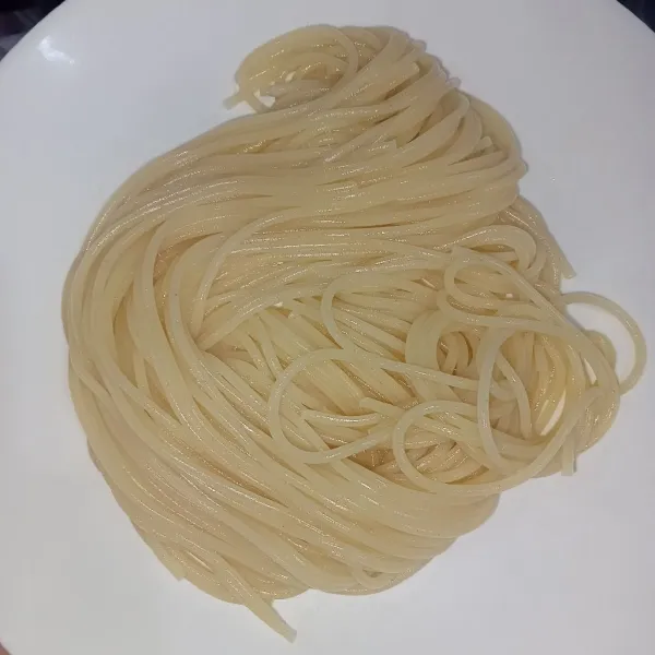 Tiriskan spaghetti di atas piring.