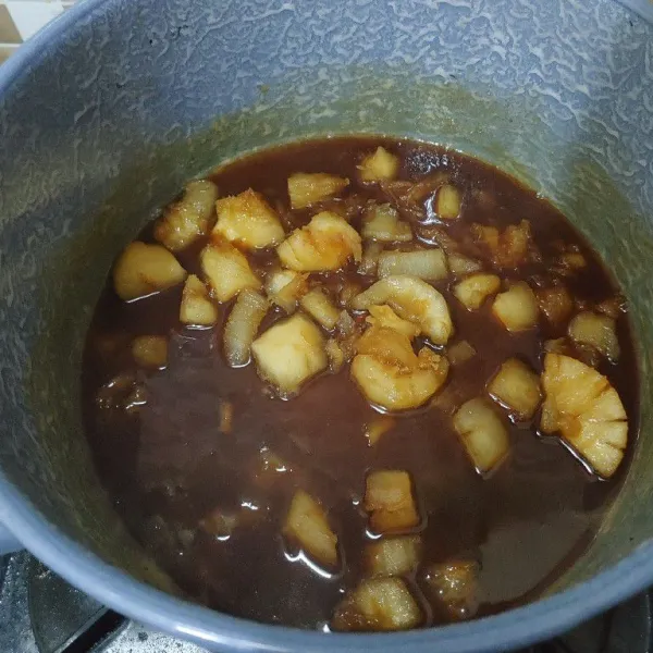 Masak sampai gula larut dan sedikit mengental, matikan api.