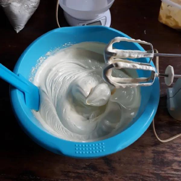 Mixer gula pasir, telur dan SP dengan kecepatan tinggi hingga kental selama 5 menit.
