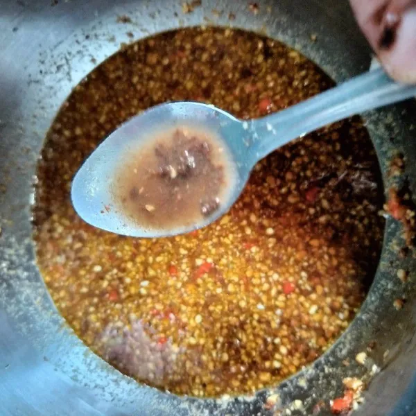 Tambahkan air asam, aduk rata dan tambahkan garam.