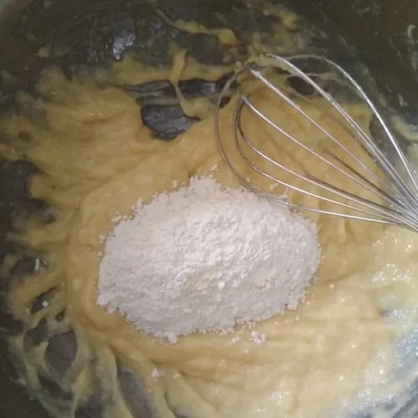 Tambahkan tepung terigu dan vanili susu, aduk hingga rata.