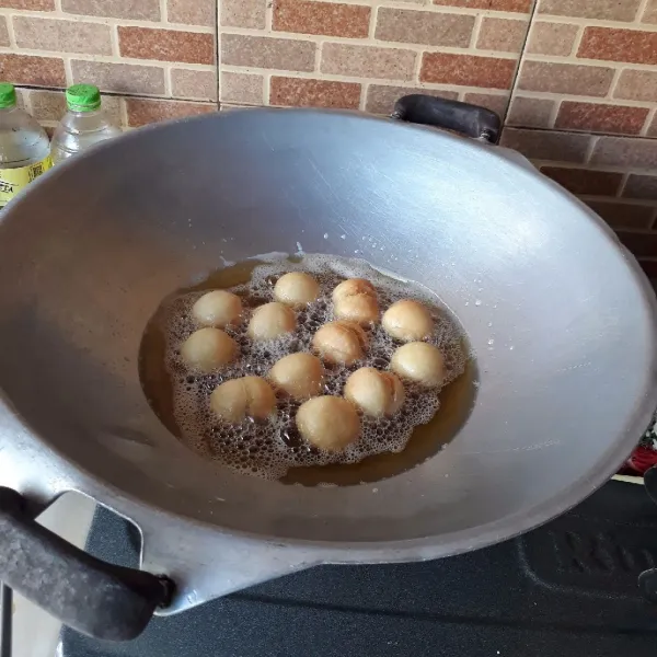 Goreng dalam minyak panas api kecil, sambil di aduk-aduk hingga kecokelatan, angkat dan tiriskan.