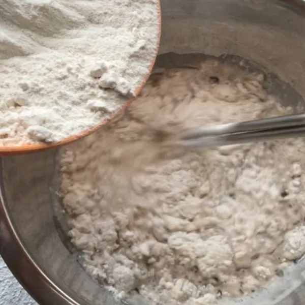 Tambahkan tepung terigu yang sudah dicampur dengan garam masala sedikit demi sedikit, lalu uleni hingga semua bahan menyatu dan pastikan tidak ada bahan kering yang tertinggal.