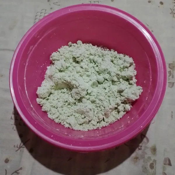 Campurkan air daun pandan dengan tepung beras. Tambahkan garam kemudian uleni sampai tercampur rata.