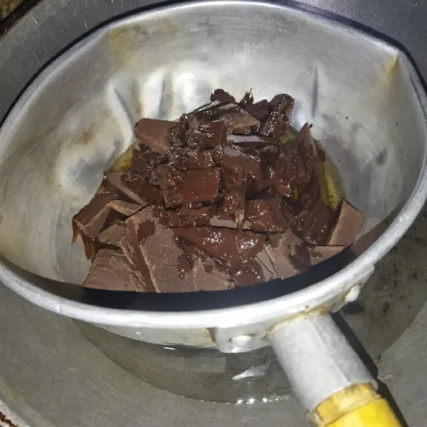 Masak cokelat dcc bersama minyak goreng hingga mendidih, dengan cara ditim hingga cokelat meleleh, lalu tuang cokelat ke dalam gelas.