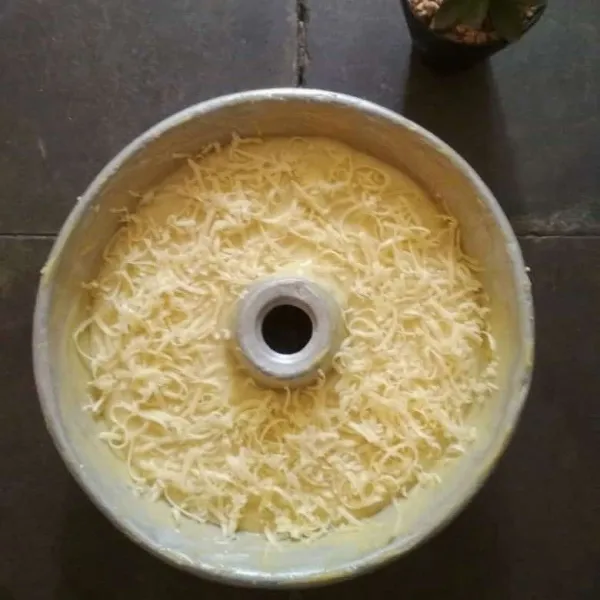 Tuang pada loyang yang sudah dipoles margarin, taburi parutan keju, panggang selama 30 menit dengan suhu 170°C . Oven sebelumnya sudah dipanaskan selama 10 menit.