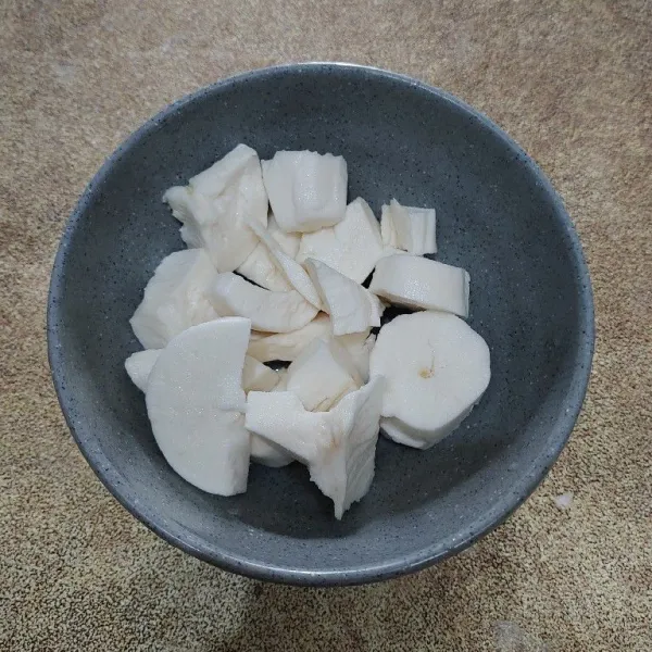 Siapkan singkong yang sudah dikupas dan dicuci bersih, kemudian potong-potong.