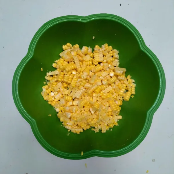 Serut jagung sisakan 4 sdm makan untuk campuran pudding.