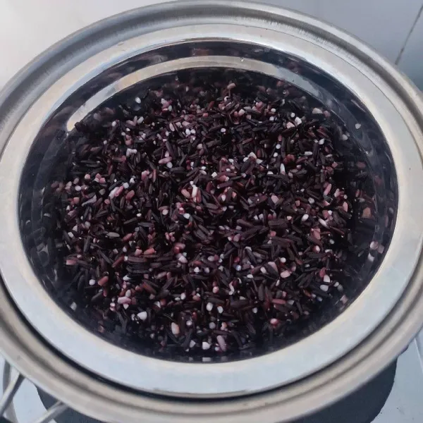 Kukus ketan setengah matang selama 15 menit.