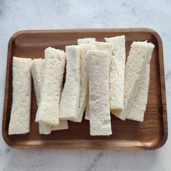 Potong jadi 4 bagian setiap 1 lembar roti tawar.