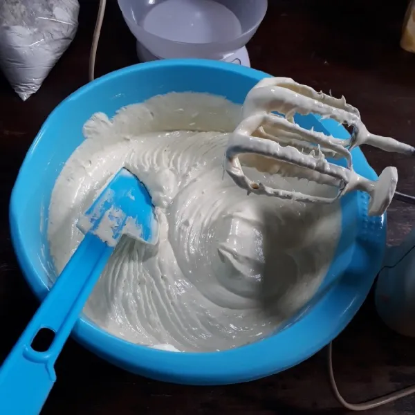 Tambahkan tape, mixer asal rata saja.