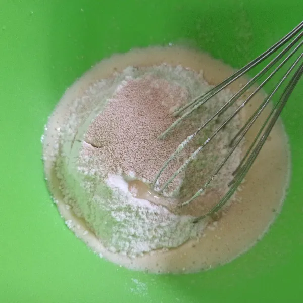 Selanjutnya masukkan tepung terigu, vanili, ragi instan dan garam, aduk asal rata.
