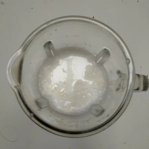 Blender jagung manis dengan air.