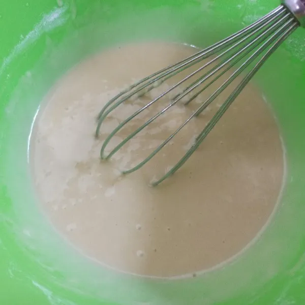 Setelah adonan selesai didiamkan, tambahkan baking powder, aduk rata.
