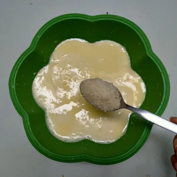 Campur gula pasir, garam, dan tepung maizena.