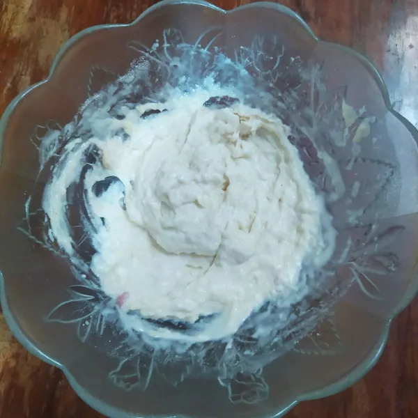 Dalam wadah masukkan tepung tapioka, tepung terigu dan bumbu halus lalu tuang air panas, aduk rata.