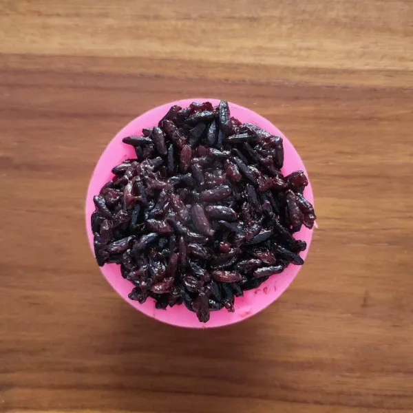 Kemudian tambahkan ketan kukus, ratakan dan padatkan. Sajikan.